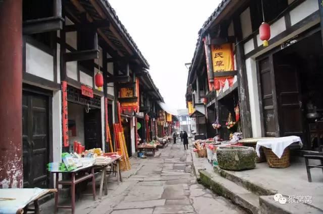 广昆高速这个路段下雪慢行！